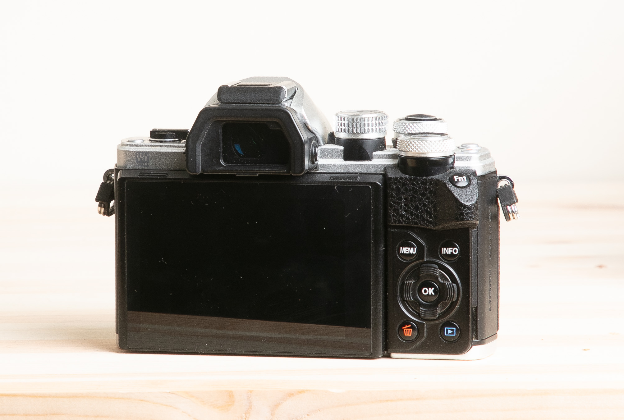 OLYMPUS OM-D E-M10 II 2