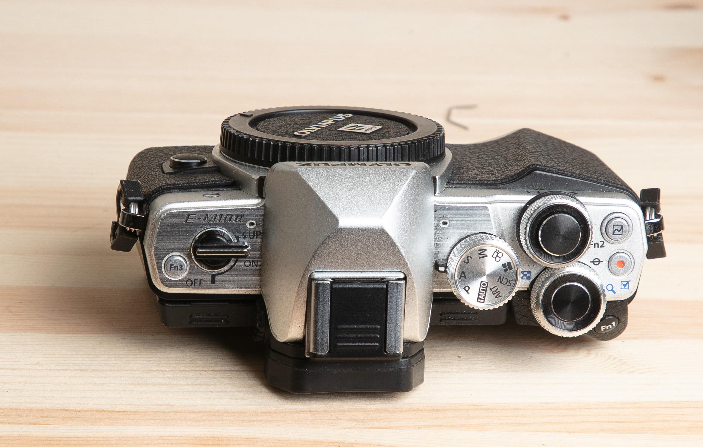 OLYMPUS OM-D E-M10 II 3