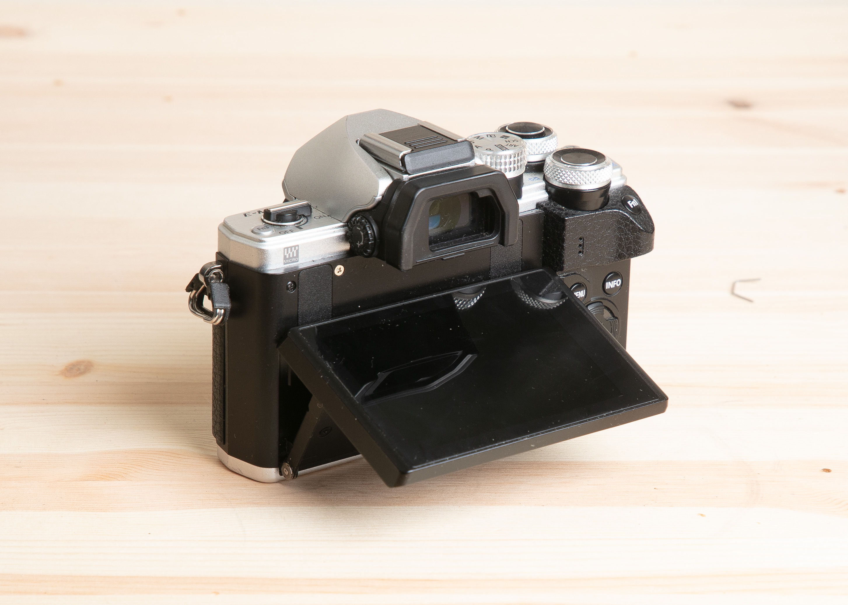 OLYMPUS OM-D E-M10 II 4