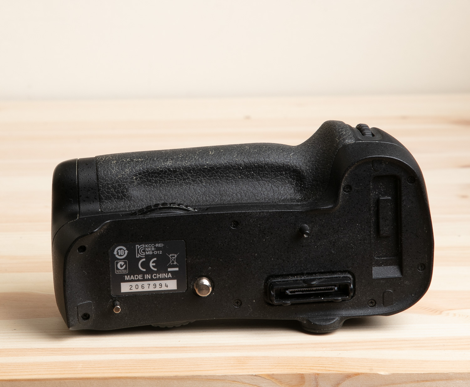 MB-D12 AKKUKAHVA NIKONKAMEROILLE 2